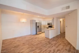 Photo #6: 2403242 Listing 