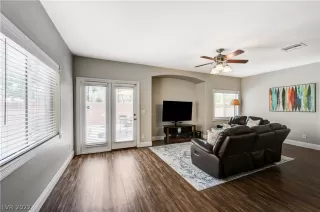 Photo #5: 2403256 Listing 