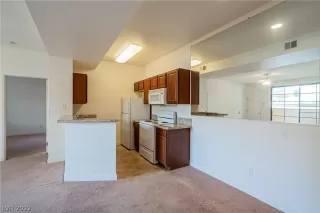 Photo #3: 2403293 Listing 
