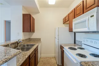 Photo #4: 2403293 Listing 