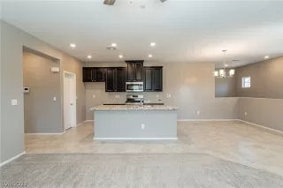 Photo #6: 2403305 Listing