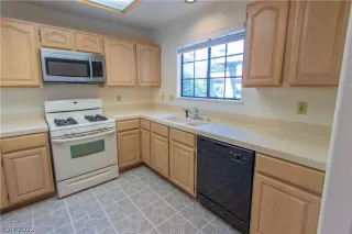 Photo #3: 2403311 Listing