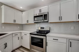 Photo #5: 2403341 Listing 