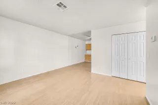 Photo #4: 2403357 Listing