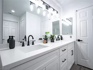 Photo #2: 2403358 Listing