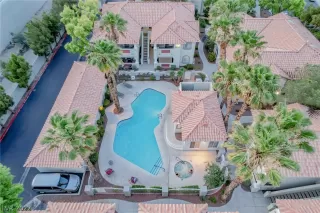 Photo #4: 2403358 Listing