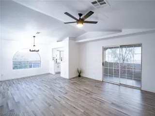 Photo #5: 2403358 Listing