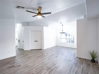 Photo #6: 2403358 Listing