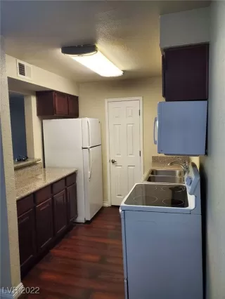 Photo #5: 2403426 Listing 