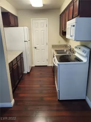 Photo #6: 2403426 Listing 