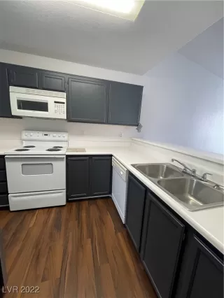 Photo #5: 2403429 Listing 