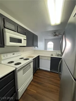 Photo #6: 2403429 Listing 