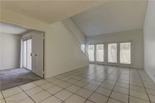 Photo #4: 2403432 Listing