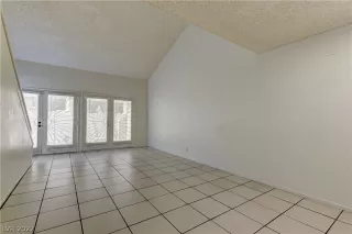 Photo #6: 2403432 Listing