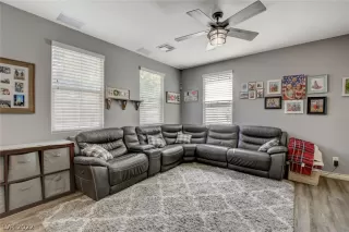 Photo #5: 2403442 Listing 