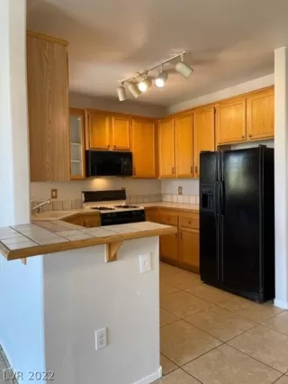 Photo #5: 2403516 Listing 