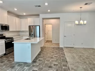 Photo #3: 2403523 Listing 