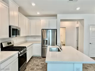 Photo #4: 2403523 Listing 