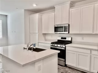Photo #6: 2403523 Listing 