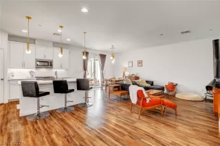 Photo #3: 2403543 Listing