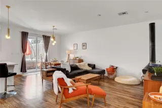 Photo #4: 2403543 Listing