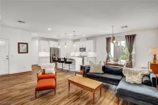 Photo #5: 2403543 Listing