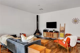 Photo #6: 2403543 Listing