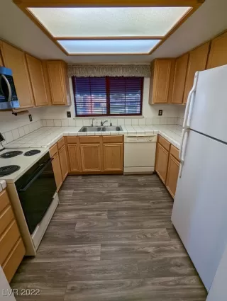 Photo #4: 2403549 Listing 