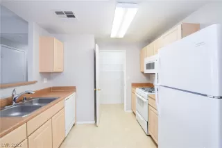 Photo #1: 2403556 Listing