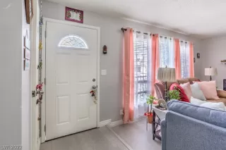 Photo #4: 2403570 Listing