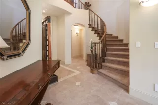 Photo #2: 2403572 Listing