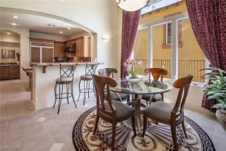 Photo #4: 2403572 Listing