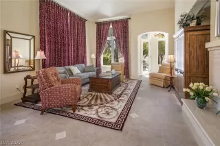 Photo #5: 2403572 Listing