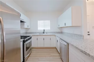 Photo #5: 2403613 Listing 