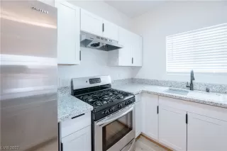 Photo #6: 2403613 Listing 