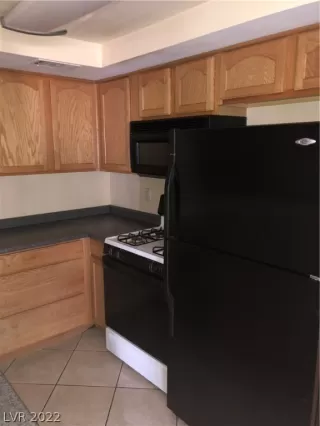 Photo #5: 2403673 Listing