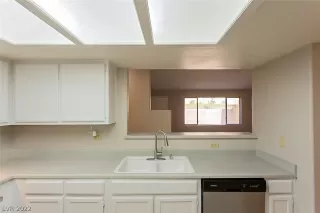 Photo #5: 2403715 Listing