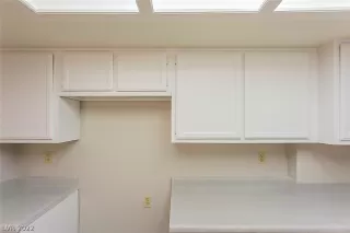 Photo #6: 2403715 Listing