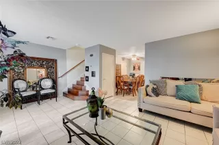 Photo #6: 2403718 Listing