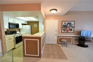 Photo #3: 2403721 Listing