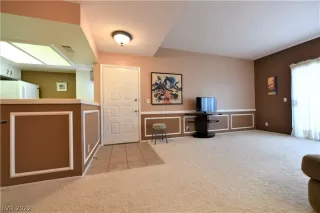 Photo #4: 2403721 Listing