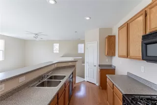 Photo #6: 2403722 Listing 