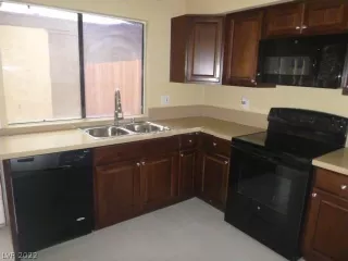 Photo #4: 2403739 Listing 