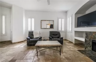 Photo #4: 2403832 Listing