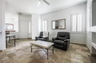 Photo #5: 2403832 Listing