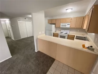 Photo #5: 2403884 Listing