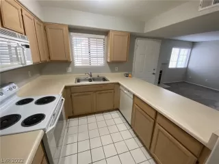 Photo #6: 2403884 Listing