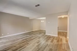 Photo #6: 2403891 Listing