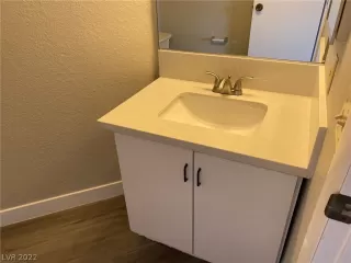 Photo #5: 2403929 Listing