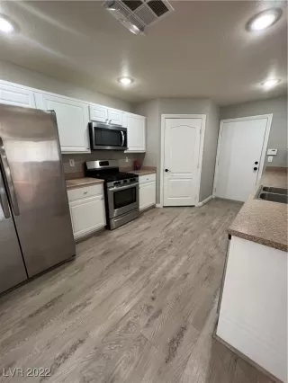 Photo #3: 2403953 Listing 